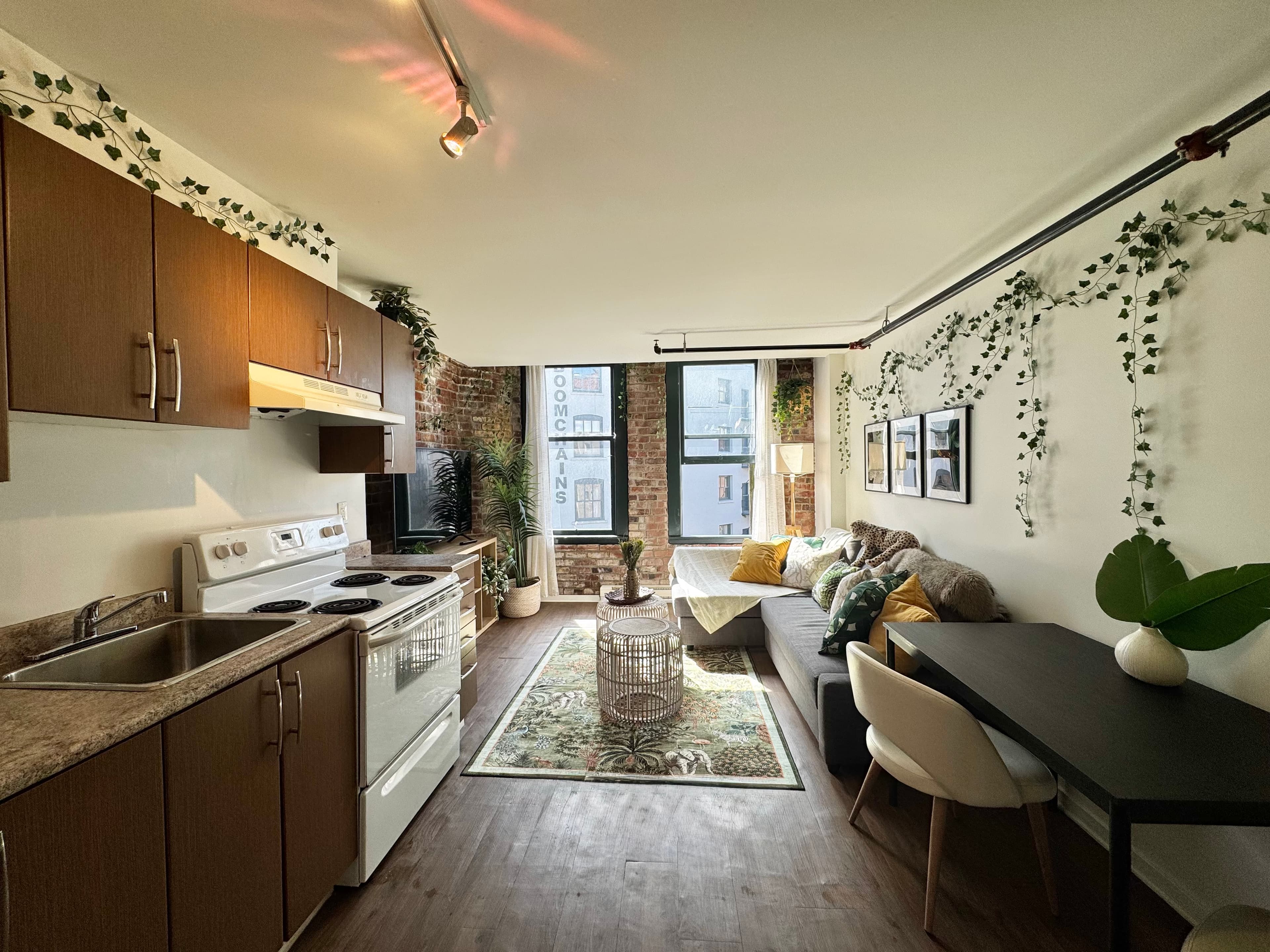 40 Powell - Fully Furnished 1 BR in the Jungle!
