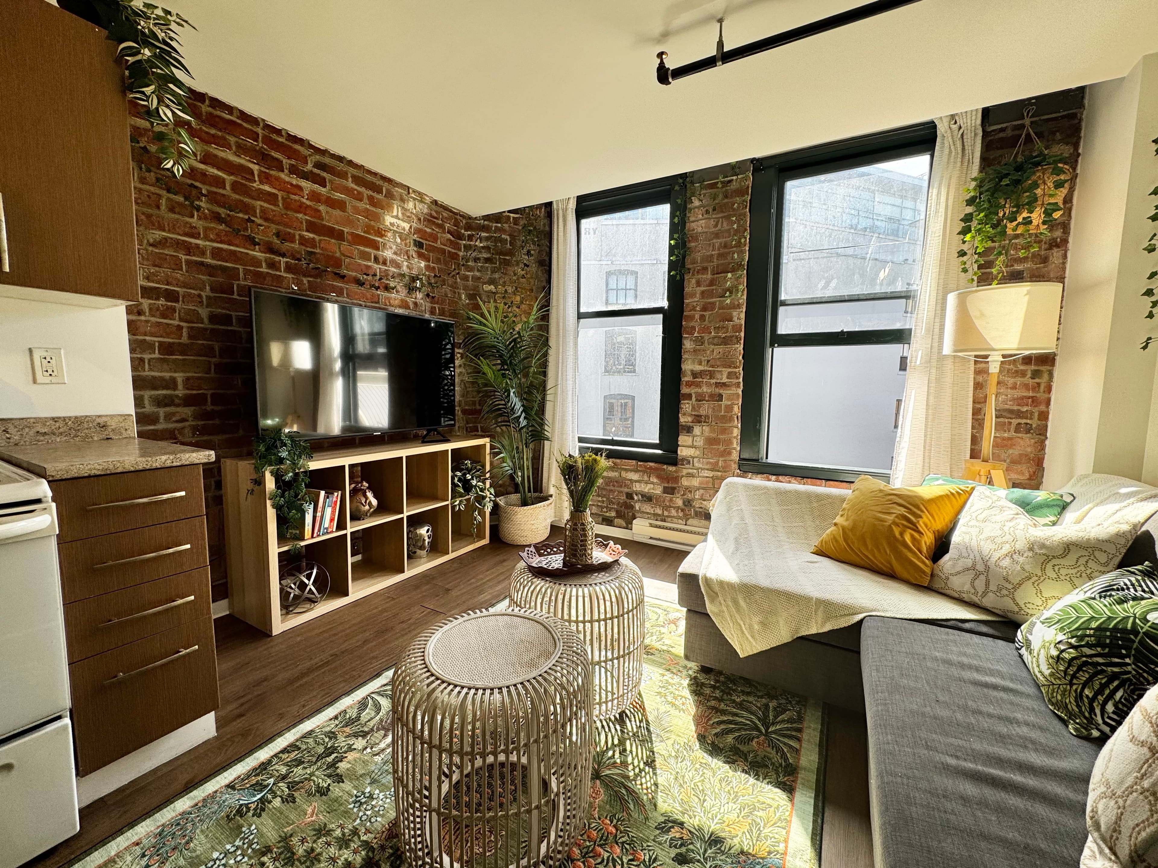 40 Powell - Fully Furnished 1 BR in the Jungle!