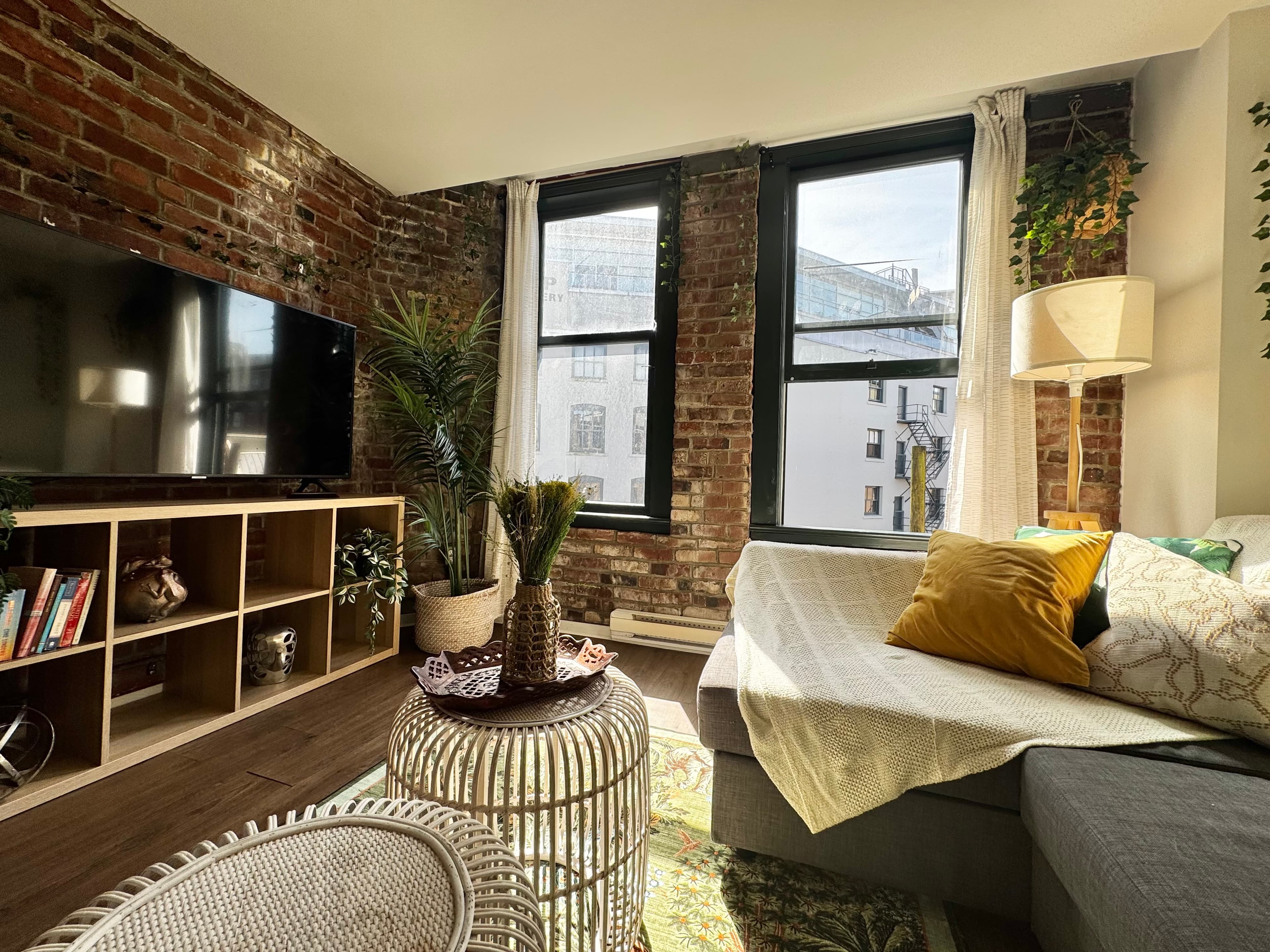 40 Powell - Fully Furnished 1 BR in the Jungle!
