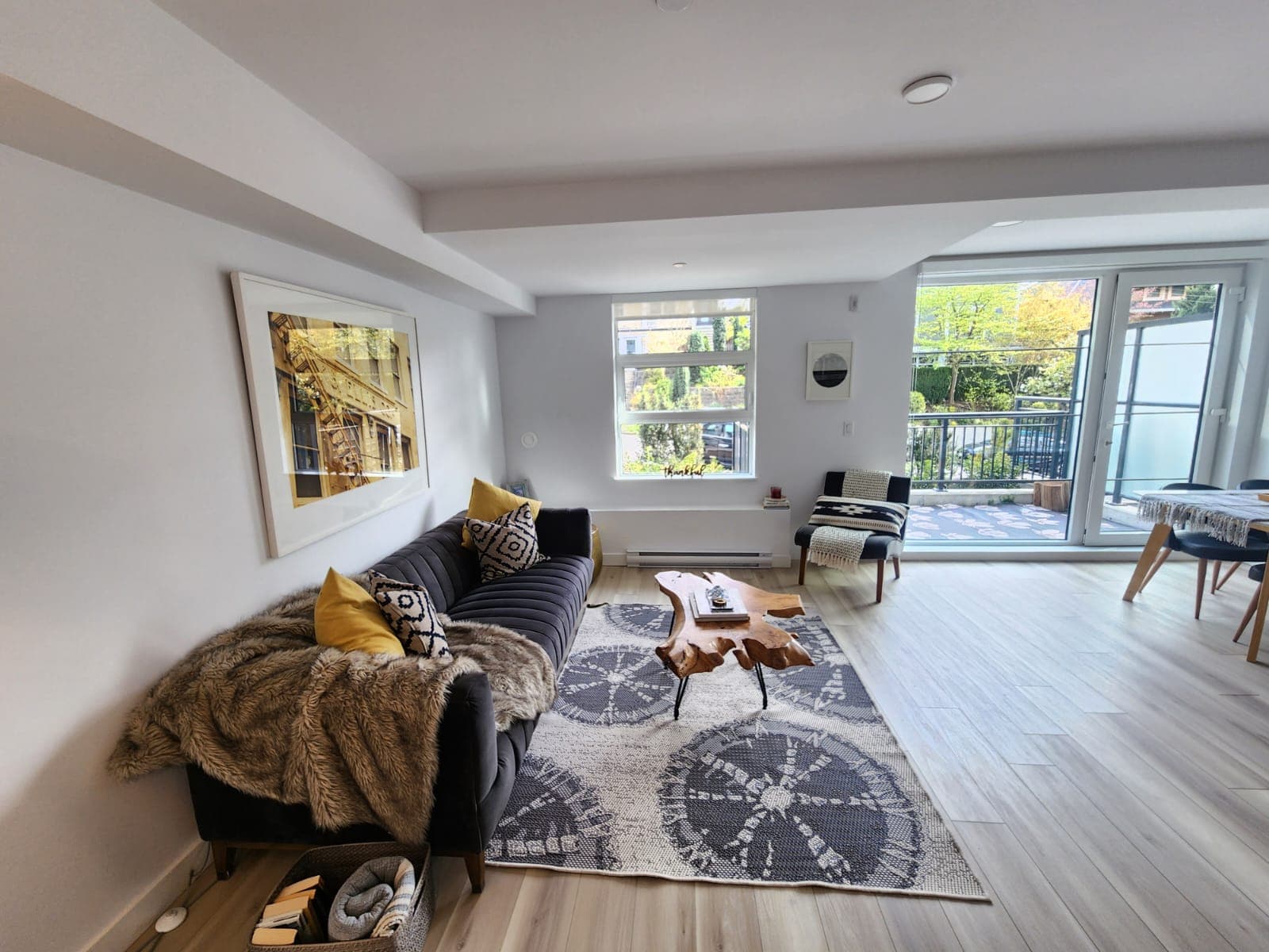 Modern 2 Bd Townhouse by Commercial Ave